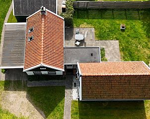 Luchtfoto van Het Rge Landje in Dennenbos, Texel, met overzicht van het vakantiehuis en de tuin.