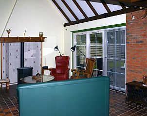 Gezellige zithoek in Het Rge Landje, een vakantiehuis in Dennenbos, Texel, met rustieke charme.