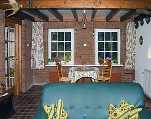 Sfeervolle eetruimte in Het Rge Landje, vakantiehuis in Dennenbos, Texel, met veel lichtinval.