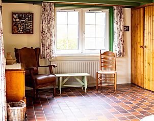 Ruime slaapkamer met houten accenten in Het Rge Landje, vakantiehuis in Dennenbos, Texel.