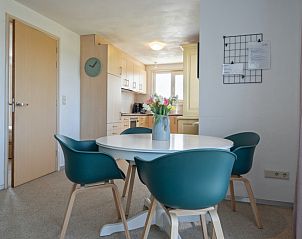 Essecke in Cottage 7, De Dennen, Texel mit moderner Einrichtung und viel Licht.