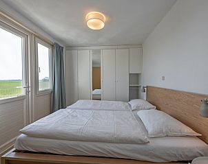 Gerumiges Schlafzimmer in Cottage 7, De Dennen, Texel mit Blick auf die grne Umgebung.
