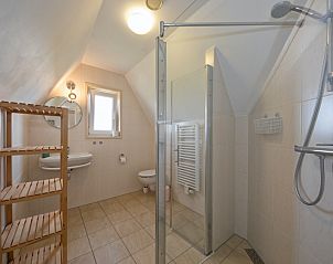 Zweites Badezimmer in Cottage 7, De Dennen, Texel mit moderner Dusche und sanitren Anlagen.