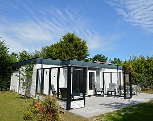Ferienhaus de Parel 182 in De Dennen, Texel mit sonniger Terrasse und grner Umgebung.
