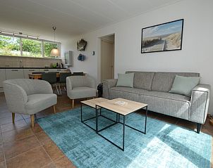 Gerumige Sitzecke im Ferienhaus de Parel 182, Texel mit moderner Einrichtung und viel Licht.