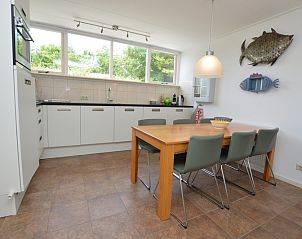 Voll ausgestattete Kche des Ferienhauses de Parel 182 in De Dennen, Texel mit Essecke.