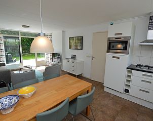 Offene Kche und Wohnzimmer im Ferienhaus de Parel 182, Texel mit modernen Gerten.