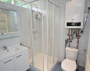 Modernes Badezimmer mit Dusche im Ferienhaus de Parel 182, De Dennen, Texel.