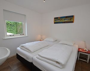 Komfortables Schlafzimmer mit Doppelbett im Ferienhaus de Parel 182, Texel.