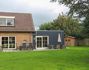 Grote tuin bij bungalow Ekster in De Dennen, Texel met terras.