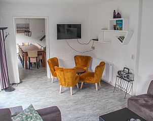 Gezellige woonkamer in vakantiehuis Ekster op Texel met zitje.