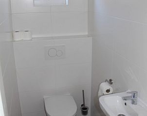 Moderne badkamer in bungalow Ekster in De Dennen, Texel met douche.