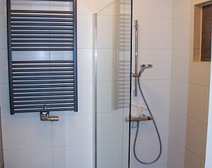 Keuken van vakantiehuis Ekster op Texel met trap naar bovenverdieping.