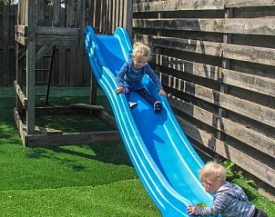 Kleurrijk picknicktafeltje in de tuin van vakantiehuis Ekster op Texel.