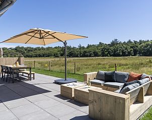 Ruim terras met uitzicht op natuur bij Rovershut - Familiehuis 2, De Dennen, Texel.