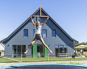 Kind speelt op trampoline bij Rovershut - Familiehuis 2, vakantiehuis in De Dennen, Texel.