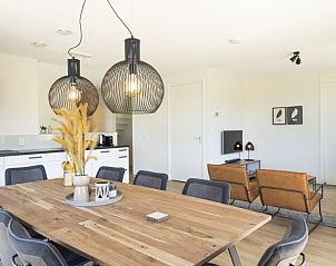 Stijlvolle eetkamer en keuken in Rovershut - Familiehuis 2, De Dennen, Texel.