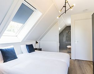 Slaapkamer met ensuite badkamer in Rovershut - Familiehuis 2, De Dennen, Texel.