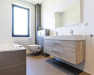 Moderne badkamer met bad in Rovershut - Familiehuis 2, vakantiehuis in De Dennen, Texel.
