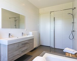 Ruime badkamer met douche in Rovershut - Familiehuis 2, vakantiehuis in De Dennen, Texel.