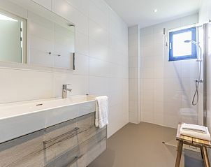 Ruime badkamer met inloopdouche in Rovershut - Familiehuis 2, De Dennen, Texel.