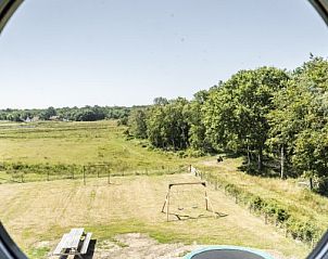 Uitzicht op tuin en trampoline vanuit Rovershut - Familiehuis 2, De Dennen, Texel.