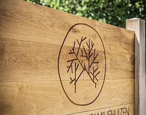 Houten bord met logo van Rovershut - Familiehuis 2, vakantiehuis in De Dennen, Texel.