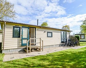 Geniet van de zonnige veranda bij Vakantiepark De Koorn-aar Type D in De Dennen, Texel, Waddeneilanden.
