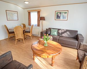 Ruime binnenruimte in Vakantiepark De Koorn-aar Type D, De Dennen, Texel met eethoek en zithoek.