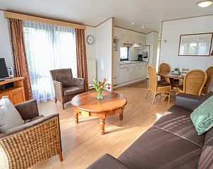 Lichte woonkamer met open keuken in Vakantiepark De Koorn-aar Type D, De Dennen, Texel.