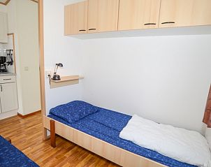 Gezellige slaapkamer met twee bedden in Vakantiepark De Koorn-aar Type D, De Dennen, Texel.