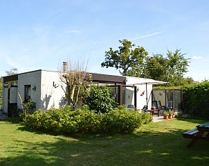 Ferienhaus de Parel 212 in De Dennen, Texel mit sonnigem Garten und Terrasse.