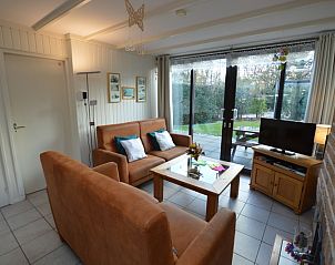 Gemtliche Sitzecke im Holiday home de Parel 212, De Dennen, Texel mit Zugang zum Garten.