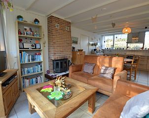 Ferienhaus de Parel 212 in De Dennen, Texel mit gemtlichem Kamin und Bcherregal.