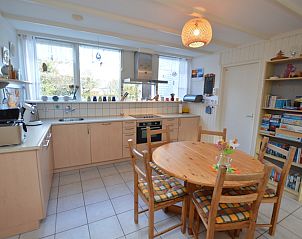 Moderne Kche im Ferienhaus de Parel 212, De Dennen, Texel mit Essecke.