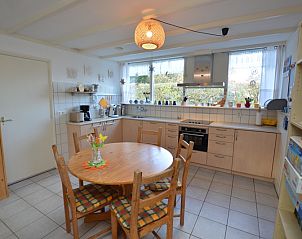 Esszimmer und Kche des Ferienhauses de Parel 212, De Dennen, Texel mit viel Licht.