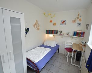 Schlafzimmer mit Einzelbett im Ferienhaus de Parel 212, De Dennen, Texel.