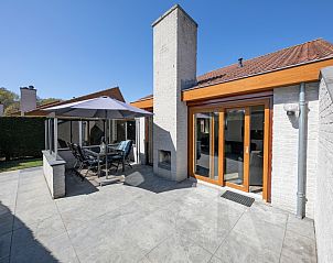 Geniet van het zonnige terras bij Vakantiehuis Gortersmient 214 in De Dennen, Texel. Perfect voor ontspanning op de Waddeneilanden.