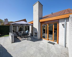 Ruim terras van Vakantiehuis Gortersmient 214 in De Dennen, Texel. Ideale plek voor buitenmaaltijden op de Waddeneilanden.