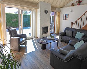 Gezellige woonkamer in Vakantiehuis Gortersmient 214, De Dennen, Texel. Comfortabel verblijf op de Waddeneilanden.