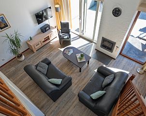 Luchtige woonkamer in Vakantiehuis Gortersmient 214, De Dennen, Texel. Geniet van het uitzicht op de Waddeneilanden.