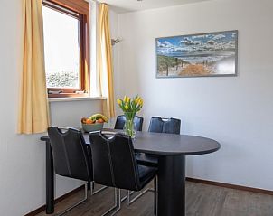 Stijlvolle eethoek in Vakantiehuis Gortersmient 214, De Dennen, Texel. Perfect voor gezellige maaltijden op de Waddeneilanden.