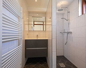 Moderne badkamer met douche in Vakantiehuis Gortersmient 214, De Dennen, Texel. Comfort en stijl op de Waddeneilanden.