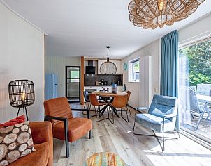 Modern open kitchen and dining area in vacation home de Parel 162, Bungalowpark de Parel, De Dennen, Texel, with lots of natural light.