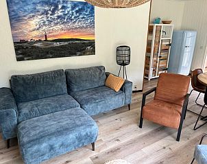 Stylish seating area in vacation home de Parel 162, Bungalowpark de Parel, De Dennen, Texel, with artwork and comfortable seating.