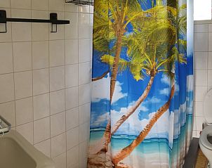 Badkamer in De Strandloper bungalow, De Koog, Texel met tropische douchegordijn.