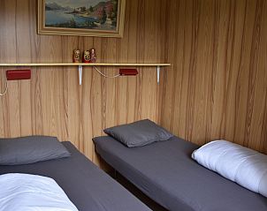 Slaapkamer met twee bedden in De Strandloper vakantiehuis in De Koog, Texel.
