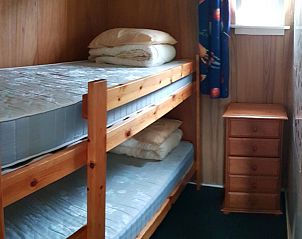 Knusse stapelbedden in De Strandloper bungalow, De Koog, Texel.