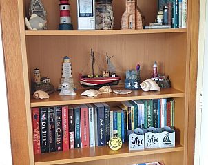 Boekenkast vol boeken en spelletjes in De Strandloper vakantiehuis, De Koog, Texel.