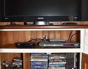 Entertainmentkast met dvd's in De Strandloper vakantiehuis, De Koog, Texel.